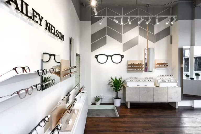 eyewear shop display design
